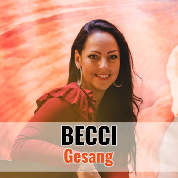 Unsere Power-Frontfrau Becci bringt mit ihrer Stimme, ihrem Charisma und jahrelanger Bühnenerfahrung jede Party zum Explodieren — wenn sie das Mikro in der Hand hat, gibt es kein Halten mehr. Wer tanzen will, folgt automatisch ihrem Beat.
