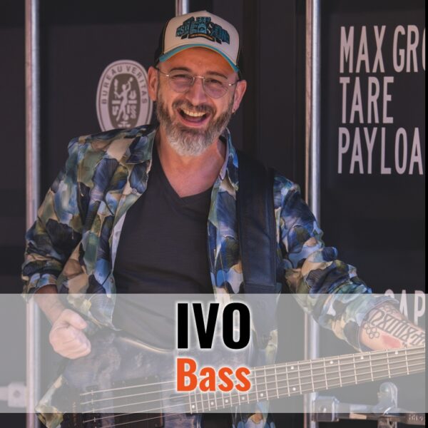 Ivo sorgt mit seinem groovigen Bass und musikalischer Erfahrung aus zahlreichen Bands für das Fundament jeder Party - entspannt im Motto, aber maximal treibend im Sound. Wenn sein Groove einsetzt, bewegt sich die Menge ganz von selbst.