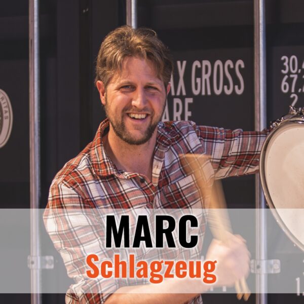 Marc liefert den Puls jeder Party: Mit seinem treibenden Groove, PARTY-DNA und unbändigem Rhythmusgefühl bringt er jede Crowd in Bewegung — stillstehen ist bei ihm keine Option. Wenn er die Sticks hebt, weiß jeder: Jetzt eskaliert die Feier.